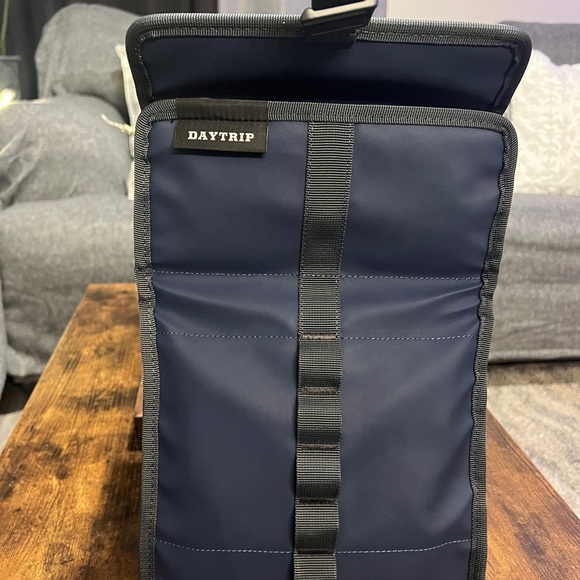 *** SOLD ***. Yeti Daytrip Lunch Box - Picture 2 of 12